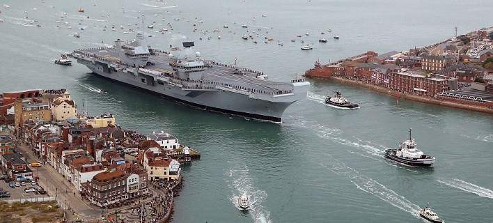 Queen Elizabeth: Το μεγαλύτερο πολεμικό πλοίο της Βρετανίας στο Πόρτσμουθ (βίντεο)